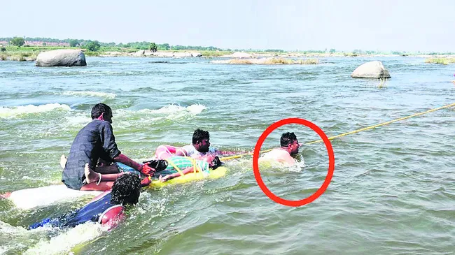 ఎస్‌ఐ ఈదుకుంటూ వెళ్లి..
