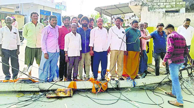 లారీ ఢీ.. నేలకూలిన విద్యుత్‌ స్తంభం