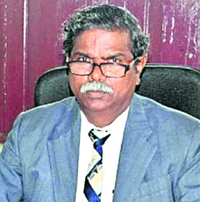 జనగామ ఫ్లైఓవర్‌పై రిటైర్డ్‌ హెచ్‌ఎం..
