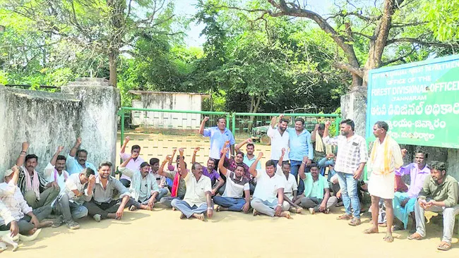 వేధింపులు ఆపాలని రైతుల రాస్తారోకో