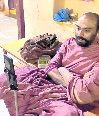 దుర్శేడ్‌లో పురోహితుడు.. అమెరికాలో దంపతులు 