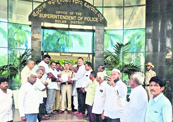 సీటీ రవిపై అట్రాసిటీ కేసు నమోదు చేయాలి