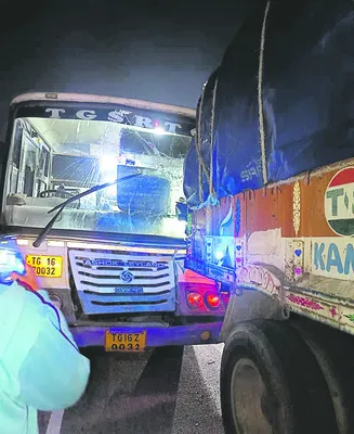 లారీని ఢీకొట్టిన ఆర్టీసీ బస్సు