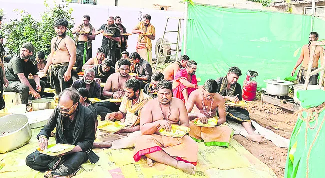 భిక్షశాల తొలగింపుపైస్వాముల ఆందోళన 