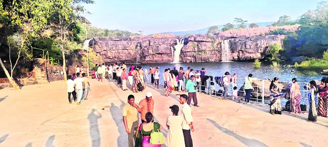 సండే సందడి.. పర్యాటకుల కోలాహలం