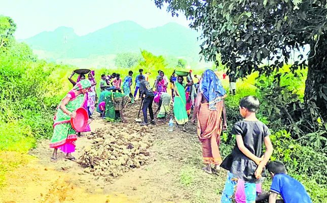 శ్రమదానంతో రోడ్డు నిర్మాణం