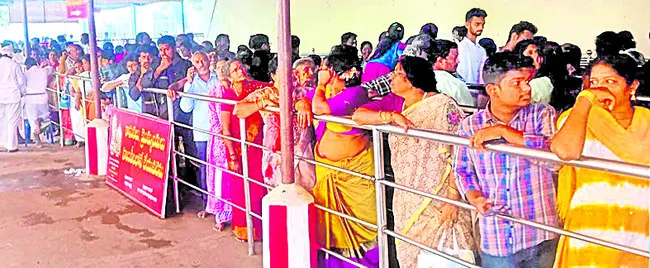 అమరేశ్వరుని సన్నిధిలో భక్తుల సందడి 