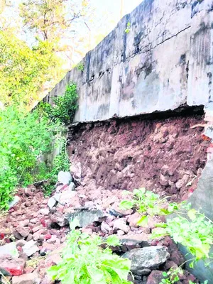 క్షీరారామం.. ప్రహరీ శిథిలం 