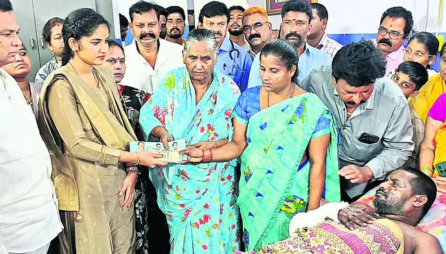 పార్శిల్‌ పేలుడు బాధితుడికి  ఆర్థిక సాయం
