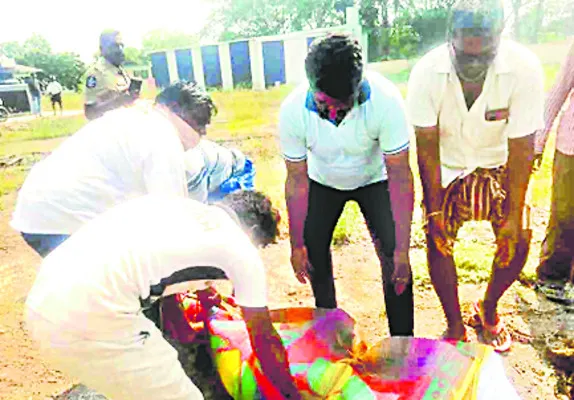 మానవత్వం చాటుకున్న ఎస్‌ఐ 