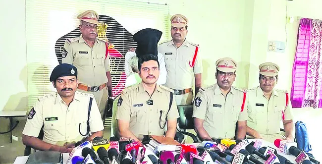 అతితెలివితో అడ్డంగా దొరికి.. 