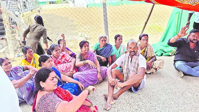 దారి ఆక్రమణపై ఉద్రిక్తత