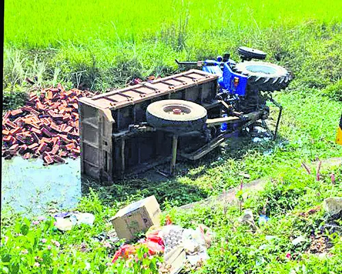 ట్రాక్టర్‌ బోల్తాపడి వ్యక్తి మృతి 