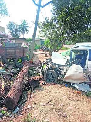 ట్రాక్టర్‌ ట్రక్కును  ఢీకొట్టిన కారు
