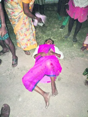 కుక్కను తప్పించబోయి ఆటో బోల్తా