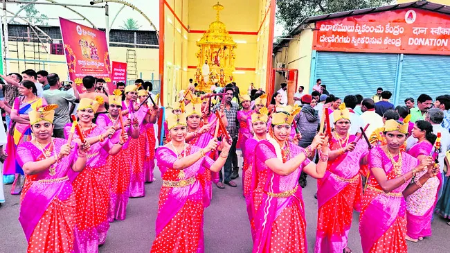 కమనీయం.. స్వర్ణరథోత్సవం