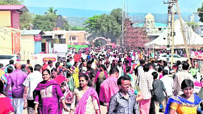 శ్రీగిరి కిటకిట