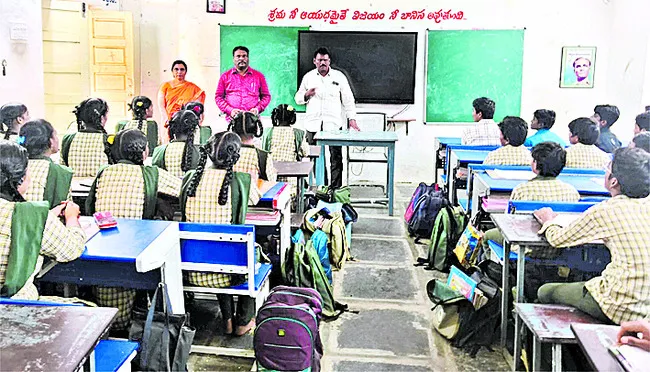 ‘పది’లో నూరుశాతం ఉత్తీర్ణత సాధించాలి 