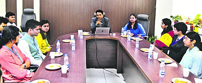 జిల్లాలో క్షేత్ర పర్యటనకు ట్రైనీ ఐఏఎస్‌లు 