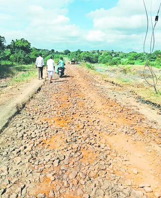 కంకర రోడ్లు.. ఏళ్లుగా వెతలు