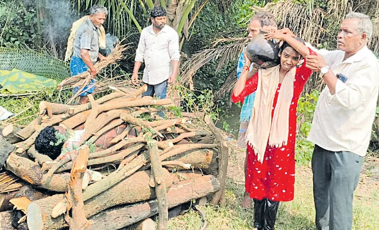 Daughter Perform Last Rites of Their Father in Konaseema District