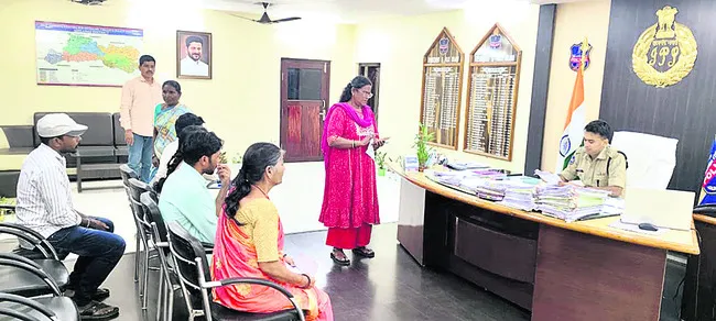 సమస్యలకు పరిష్కారం చూపాలి