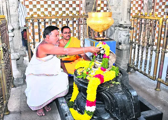 శివాలయంలో సంప్రదాయ పూజలు