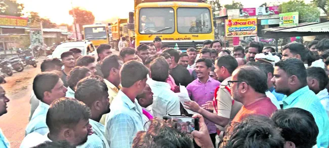 ద్విచక్రవాహనం పైనుంచి పడి మహిళ మృతి 