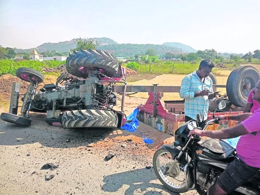 ఇసుక అక్రమంగా తరలిస్తున్న ట్రాక్టర్‌ బోల్తా