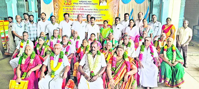 వృద్ధ దంపతులకు సత్కారం