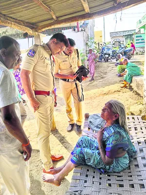 వృద్ధురాలి ఇంట్లో నుంచి ఆభరణాలు చోరీ