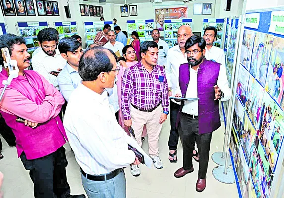 ఫొటో ఎగ్జిబిషన్‌ పరిశీలన 