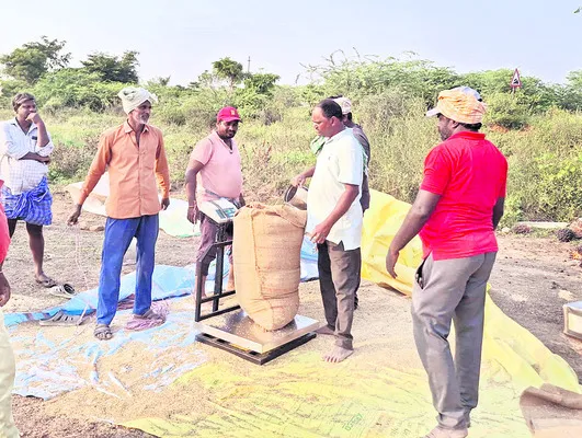 దళారుల దోపిడీ