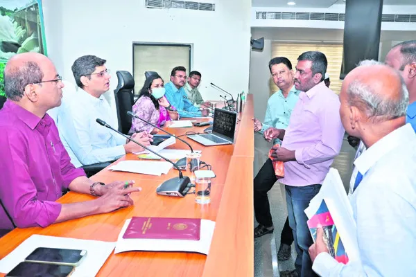 ఫిర్యాదులను వెంటనే పరిష్కరించాలి