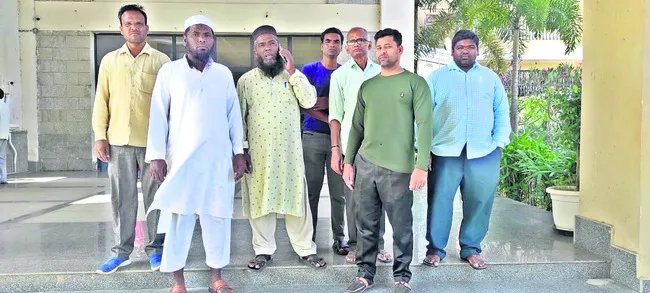 కాలనీలో సమస్యలు పరిష్కరించాలి