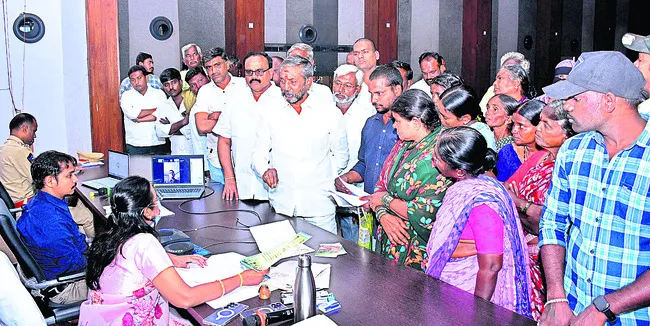 గ్రామాల్లో టీడీపీ నాయకులు పేట్రేగిపోతున్నారు