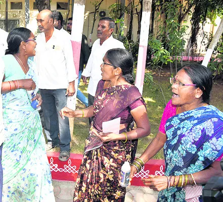 పురుగుల మందు డబ్బాలతో ఆందోళన