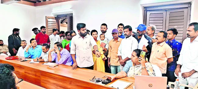 పన్ను వసూళ్లలో పంచాయతీ కార్యదర్శి చేతివాటం 