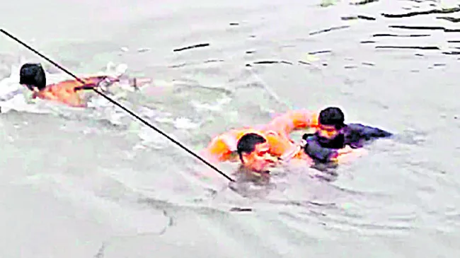 కాలువలో యువకుడి గల్లంతు 