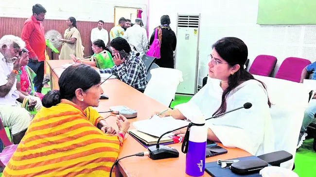 అర్జీలను త్వరితగతిన పరిష్కరించండి