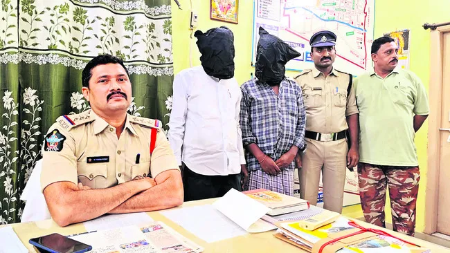 రేషన్‌ బియ్యం స్మగ్లర్‌, డ్రైవర్‌ అరెస్ట్‌ 