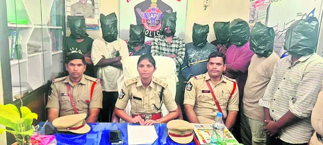 హోంగార్డుపై దాడి చేసిన నిందితుల అరెస్ట్‌ 