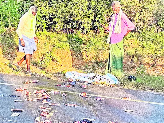 క్షణాల్లో టెట్రా ప్యాకెట్లు మాయం 