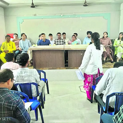 ప్రభుత్వ పథకాలపై ట్రైనీ ఐఏఎస్‌ల అధ్యయనం 