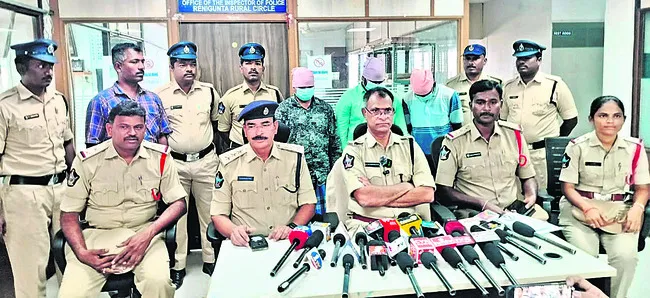 హత్య కేసులో ముగ్గురి అరెస్టు