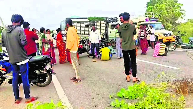 నేషనల్‌ హైవేపై రైతుల ధర్నా 