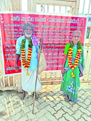 పెట్రోల్‌తో కలెక్టరేట్‌కు వచ్చిన దంపతులు 
