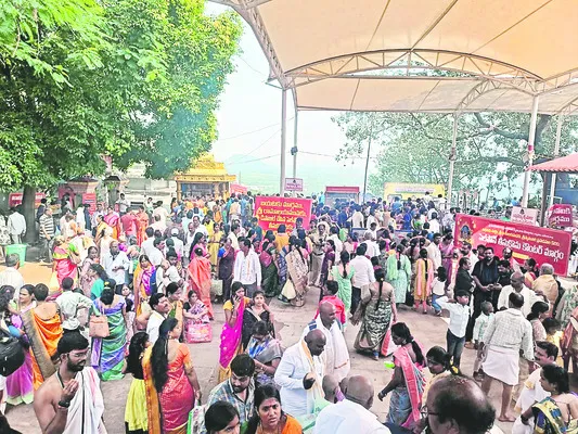 రత్నగిరిపై భక్తజన ప్రవాహం 