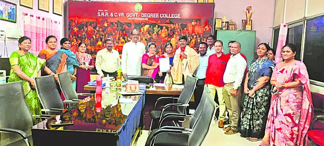 జాతీయ ఈత పోటీలకు ఎస్‌ఆర్‌ఆర్‌ అధ్యాపకుడు 