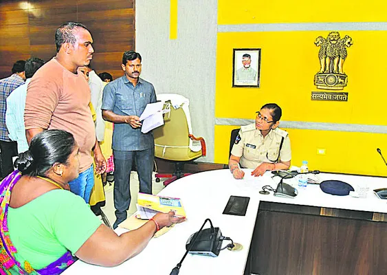 పోలీస్‌ గ్రీవెన్స్‌కు 88 ఫిర్యాదులు 